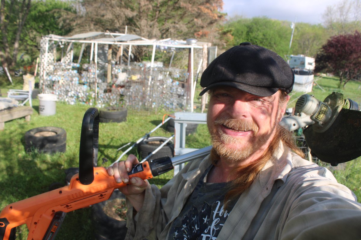 docsanderson's tweet image. #Scientists #Carpenter #RestorationProject #ApexPredator @HeartsofHeroes_ @danpeckwx
@Ginger_Zee @Nature Mags Lizzie Got my Roses Trimmed &amp;amp;Tied up. mowed  Inner #Garden. 1 of the Garden Apple Trees is Blooming . Beautiful Morning  Birds Singing Mwah #GreenThumbs &amp;amp; #Fun Lelon