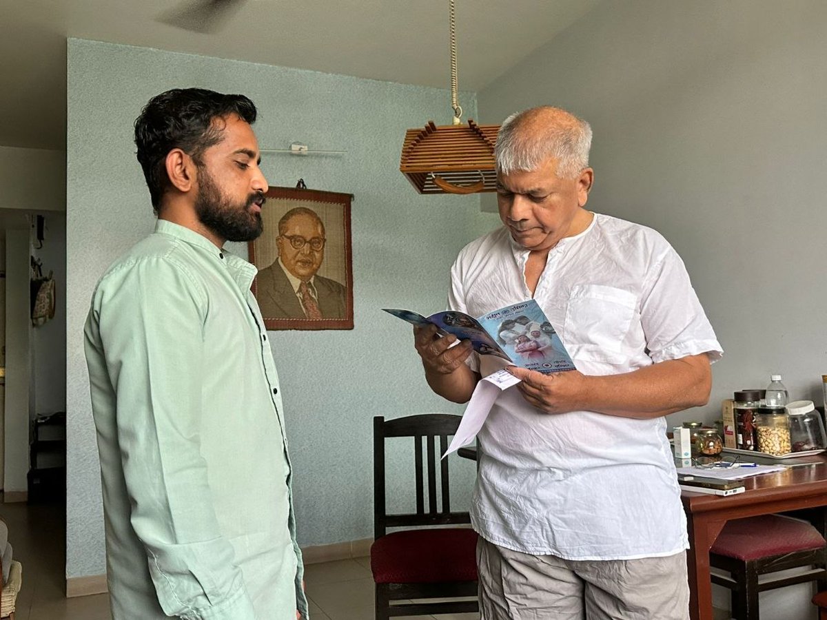 rohit_d_jogdand's tweet image. माझ्या मंगल परिणयाची पहिली पत्रिका वंचित, बहुजनांचे कुटुंबप्रमुख आद. बाळासाहेब आंबेडकर आणि प्रा. अंजलीताई आंबेडकर यांना दिली.

#26April