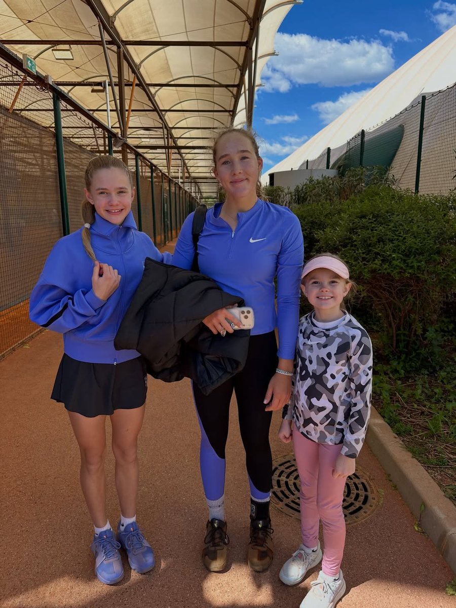 Mirra with some young Czech tennis players 🥰
