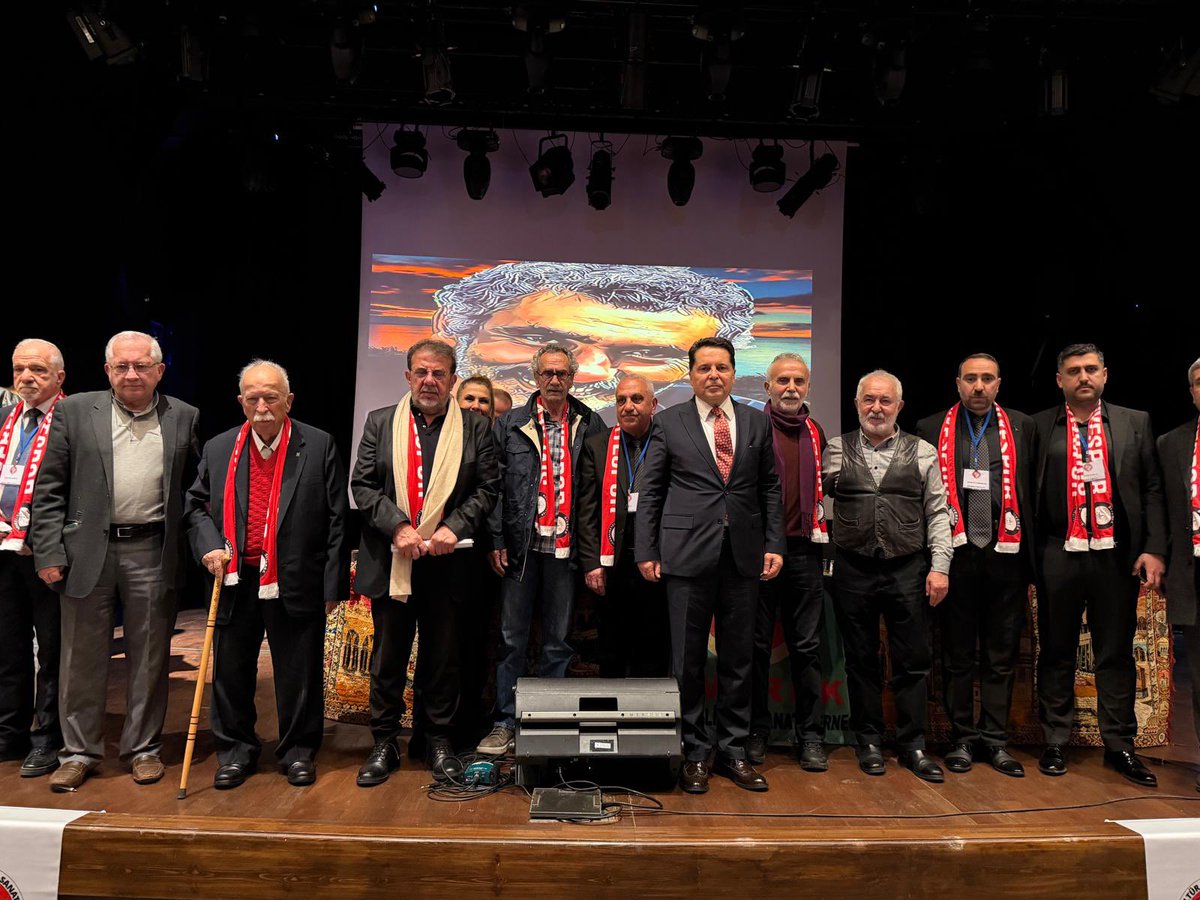 profdrahmetozer's tweet photo. Bu akşam efsane sinamacı sevgili Yılmaz Güneyi doğum günü vesilesi ile sinamacı dostları ile birlikte duygusal anların yaşandığı bir ortamda andık. 

Bu etkinliğe katılan başta İzin, Yol ve Sürü filmlerinin unutulmaz oyuncuları olmak üzere bir çok filmde ve yerde yolları Yılmaz Güney ile kesişmiş, birlikte oyunculuk ve arkadaşlık yapmış sinamamızın değerli oyuncuları bir araya geldiler. Halil Ergün, Necmettin Çobanoğlu, Ali Sürmeli, Menderes Samancılar, belgeselci Nebil Özgentürk ve yapımcı Arif Keskinerin ve Yılmazın kardeşi Yaşar Pütünün de katıldığı etkinlikte Yılmaz’a dair çok değerli anektodlar dinledik. 

Ben de ona dair “Bir efsane adam: Yılmaz Güney” başlıklı bir konuşma yaptım. Çok sayıda Siverekli hemşerisinin de katıldığı bu özel etkinliği düzenleyen Siverek derneğine ve emeği geçen herkese teşekkür ederim. 

Ülkeler taşı toprağı ile değil yetiştirdikleri değerli insanlarıyla anılır ve dünyada tanınırlar. Yılmaz Güney önemli bir sinamacıydı ve bu ülkenin yetiştirdiği önemli bir değeriydi, ancak yönetenler onu sürgünde, ülkesine hasret içinde ölüme mahkum etti. Mezari Paristedir. Orda aynı akibeti yaşattığımız Ahmet Kaya ile aynı mezarda yan yana yatıyorlar. Işıklar içinde yaysınlar. Onları hiç unutmayacağız. Anıları bizde hep yaşayacaktır.

#yılmazgüney