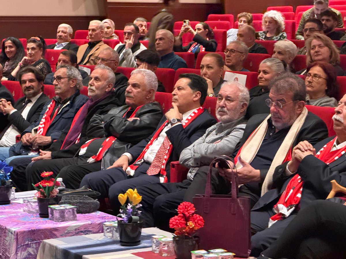 profdrahmetozer's tweet photo. Bu akşam efsane sinamacı sevgili Yılmaz Güneyi doğum günü vesilesi ile sinamacı dostları ile birlikte duygusal anların yaşandığı bir ortamda andık. 

Bu etkinliğe katılan başta İzin, Yol ve Sürü filmlerinin unutulmaz oyuncuları olmak üzere bir çok filmde ve yerde yolları Yılmaz Güney ile kesişmiş, birlikte oyunculuk ve arkadaşlık yapmış sinamamızın değerli oyuncuları bir araya geldiler. Halil Ergün, Necmettin Çobanoğlu, Ali Sürmeli, Menderes Samancılar, belgeselci Nebil Özgentürk ve yapımcı Arif Keskinerin ve Yılmazın kardeşi Yaşar Pütünün de katıldığı etkinlikte Yılmaz’a dair çok değerli anektodlar dinledik. 

Ben de ona dair “Bir efsane adam: Yılmaz Güney” başlıklı bir konuşma yaptım. Çok sayıda Siverekli hemşerisinin de katıldığı bu özel etkinliği düzenleyen Siverek derneğine ve emeği geçen herkese teşekkür ederim. 

Ülkeler taşı toprağı ile değil yetiştirdikleri değerli insanlarıyla anılır ve dünyada tanınırlar. Yılmaz Güney önemli bir sinamacıydı ve bu ülkenin yetiştirdiği önemli bir değeriydi, ancak yönetenler onu sürgünde, ülkesine hasret içinde ölüme mahkum etti. Mezari Paristedir. Orda aynı akibeti yaşattığımız Ahmet Kaya ile aynı mezarda yan yana yatıyorlar. Işıklar içinde yaysınlar. Onları hiç unutmayacağız. Anıları bizde hep yaşayacaktır.

#yılmazgüney