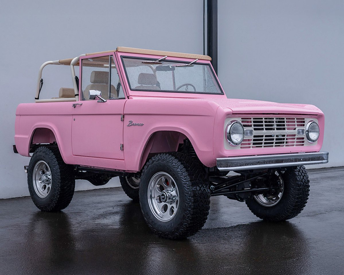 Barrett_Jackson's tweet image. 🎶Sweet Caroline … BA BA BA🎵! This custom 1966 @Ford #Bronco, nicknamed "Sweet Caroline," is powered by a Gen 4 Coyote 5.0-liter V-8 crate engine. Selling with No Reserve at the 2026 #PalmBeach Auction, at the South Florida Fairgrounds.

Learn more: bit.ly/PB26TW-1966For…