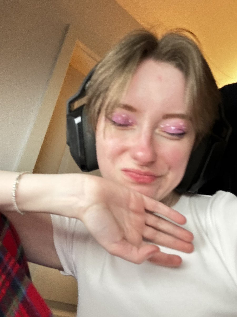 Leonie | Lyzzy tweet media