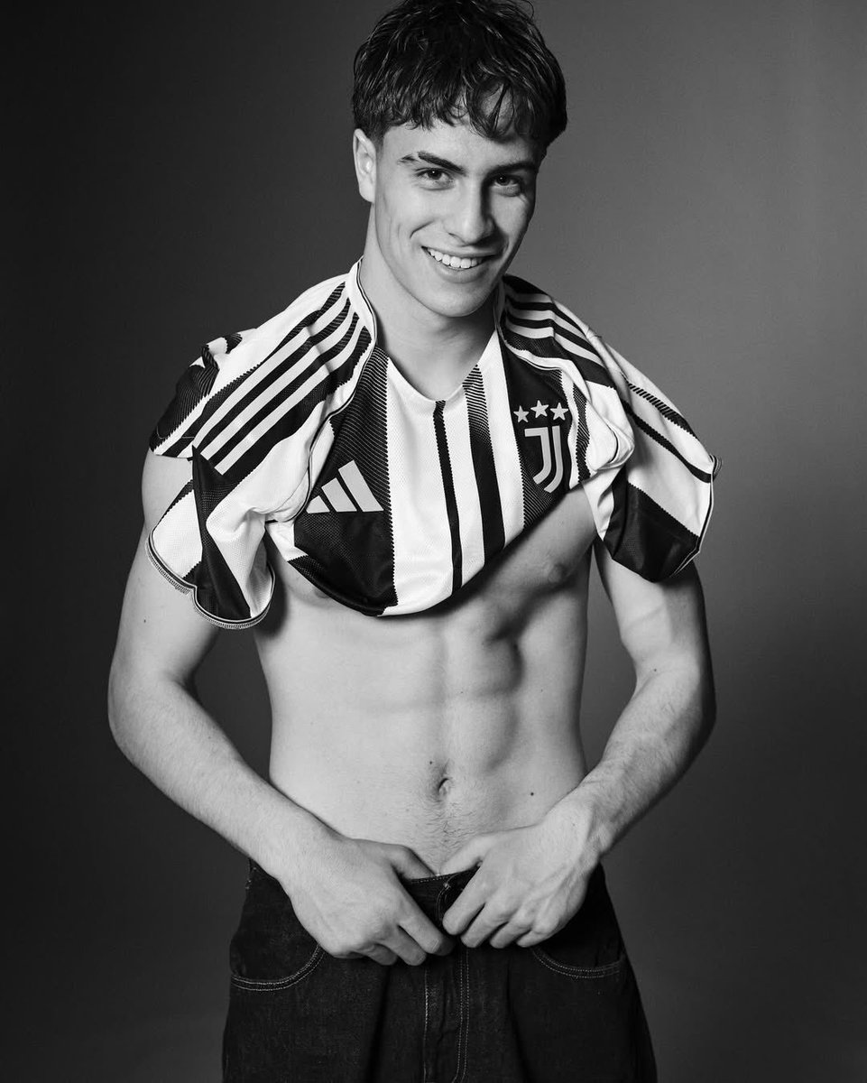 SexyFootballers tweet media