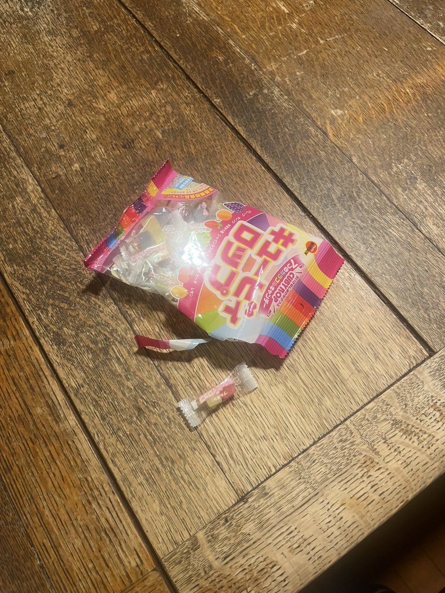 mkdkmst's tweet photo. 保育園で里芋剥いたらキュービィロップ貰える日があって、手痒すぎて里芋剥き終わらなくて悔しくて泣いてたら、そんなに飴舐めたかった？って言われてキュービィロップの1キューブだけ口に入れられて、もっと悔しくなって泣いた
キュービィロップ口に入れるたびあの頃の大人を見返す気持ちを味わうんだ https://t.co/lgLGUenuYc
