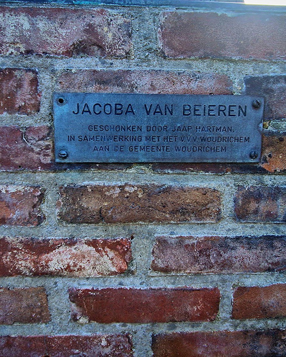 DefraggedH's tweet photo. One of the main players in the Hook and Cod Wars (Hoekse en Kabeljauwse Twisten) is Jacqueline of Bavaria, or Jacoba van Beieren, in Woudrichem Vesting at the Prisoners' Gate (Gevangenpoort), NL. https://t.co/M59tDS1VHn