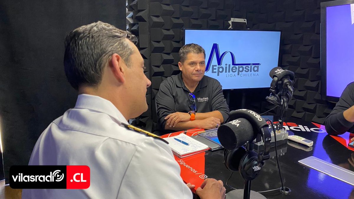 VilasRadio's tweet photo. 🔵⚓ ARMADA VISITA DEPENDENCIAS DE VILAS RADIO PARA DESTACAR SU LABOR COMUNICACIONAL EN LA REGIÓN 🇨🇱📻✨
📍 Esta jornada, el director de comunicaciones de la Armada, capitán de navío Christian Mahn, junto al jefe de relaciones públicas de la IV Zona Naval, capitán Omar Laibe, sostuvieron una reunión con el director de Vilas Radio, Tomás Vila Ramírez.
🤝💬 En la instancia, representantes de la institución naval agradecieron el trabajo y compromiso informativo que ha desarrollado el medio, destacando su aporte en la difusión de contenidos 📡 y su vínculo con la comunidad 👥.
📢✨ Además, el encuentro permitió fortalecer la colaboración entre ambas entidades y conocer en detalle el trabajo que se ha desarrollado de manera conjunta 🤝📻⚓.
#Iquique #ArmadaDeChile #VilasRadio #Comunicaciones #Tarapacá #TrabajoEnEquipo 🚀