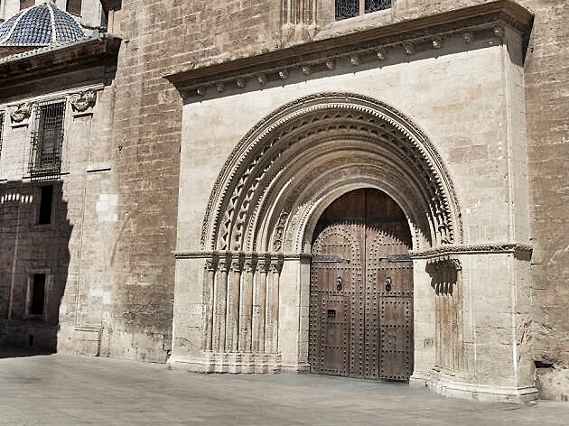 La porta romànica de la Catedral de València tenia, en origen, un disseny diferent al que coneixem a hores d’ara. Una curiositat ben poc coneguda. Voleu conèixer com era, i per què i en quin any es va modificar per esdevenir l’aspecte actual?: actualidadvalencia.com/passejantvalen…