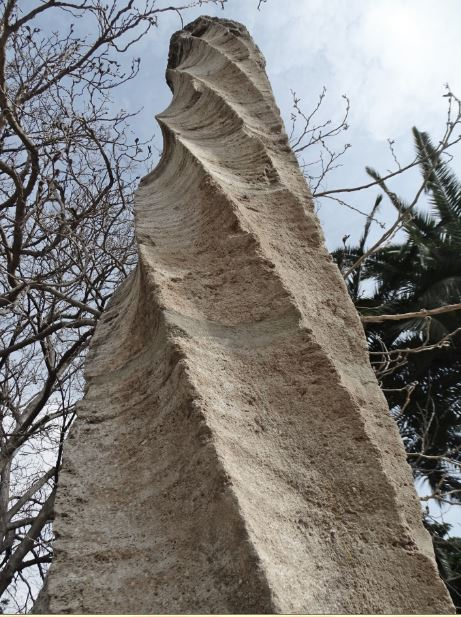 Si passegem pels jardins dels Vivers de València, molt probablement descobrirem nombroses restes arqueològiques, com ara la presència de dos antiquíssimes ì solitàries columnes helicoïdals. Voleu saber com són, i la seua probable procedència?: actualidadvalencia.com/passejantvalen…