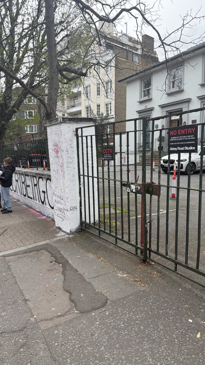 b210550's tweet photo. @carlosgvizcaino @thebeatles @AbbeyRoad Few days ago https://t.co/gXJuv8NZFB