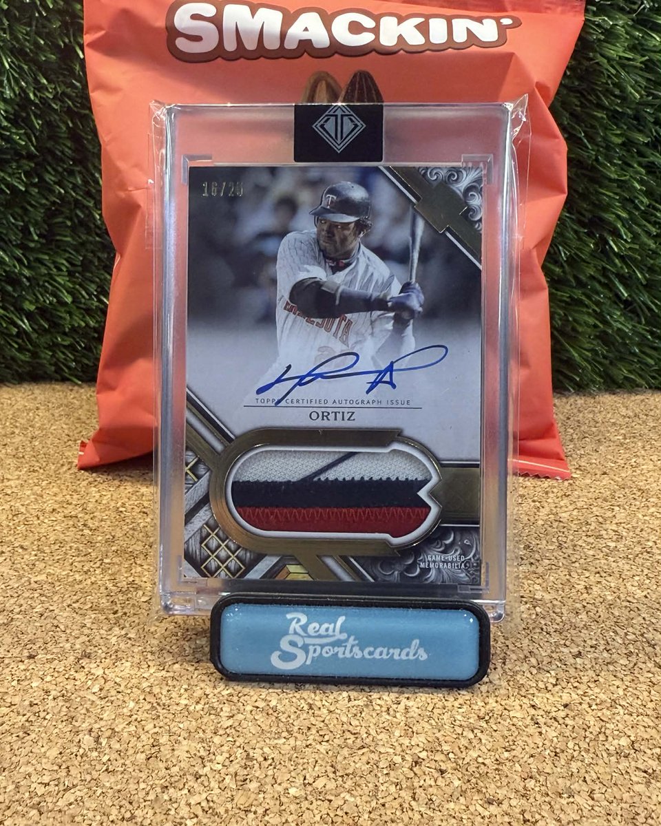RealBreaksLive's tweet image. INSANE hits from our release day rip of Topps Transcendent Baseball 🤯

 Bigger, Bolder and Better 🔥

#thehobby #topps #transcendent #toppsbaseball #smackin