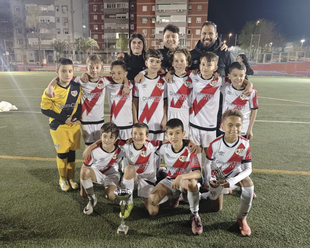 Rayo_academia's tweet image. 🥇 𝐂𝐀𝐌𝐏𝐄𝐎𝐍𝐄𝐒 🥇

Nuestros Benjamines #FRV se llevaron la medalla de oro en los siguientes torneos: 

⚡️ Benjamín A - Tierra de Gigantes 

⚡️ Benjamín B - Torneo Miraflores 

⚡️ Benjamín C - Torneo Star League 

¡Enhorabuena a todos! ❤️‍🔥