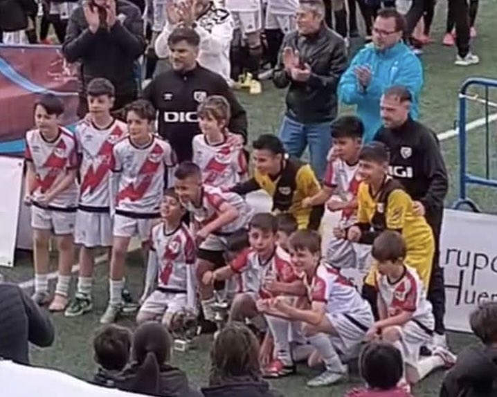 Rayo_academia's tweet image. 🥇 𝐂𝐀𝐌𝐏𝐄𝐎𝐍𝐄𝐒 🥇

Nuestros Benjamines #FRV se llevaron la medalla de oro en los siguientes torneos: 

⚡️ Benjamín A - Tierra de Gigantes 

⚡️ Benjamín B - Torneo Miraflores 

⚡️ Benjamín C - Torneo Star League 

¡Enhorabuena a todos! ❤️‍🔥