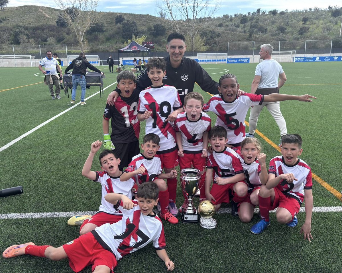 Rayo_academia's tweet image. 🥇 𝐂𝐀𝐌𝐏𝐄𝐎𝐍𝐄𝐒 🥇

Nuestros Benjamines #FRV se llevaron la medalla de oro en los siguientes torneos: 

⚡️ Benjamín A - Tierra de Gigantes 

⚡️ Benjamín B - Torneo Miraflores 

⚡️ Benjamín C - Torneo Star League 

¡Enhorabuena a todos! ❤️‍🔥