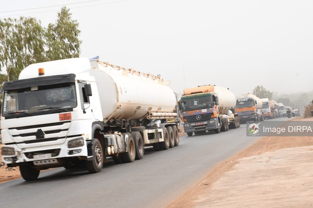 📍 #Mali | Approvisionnement sécurisé ✌🏿⏳
Plusieurs centaines de camions-citernes escortés par les #FAMas arrivent à Bamako avec gaz, gasoil, essence et fuel, renforçant les stocks nationaux et assurant la continuité de l’approvisionnement.