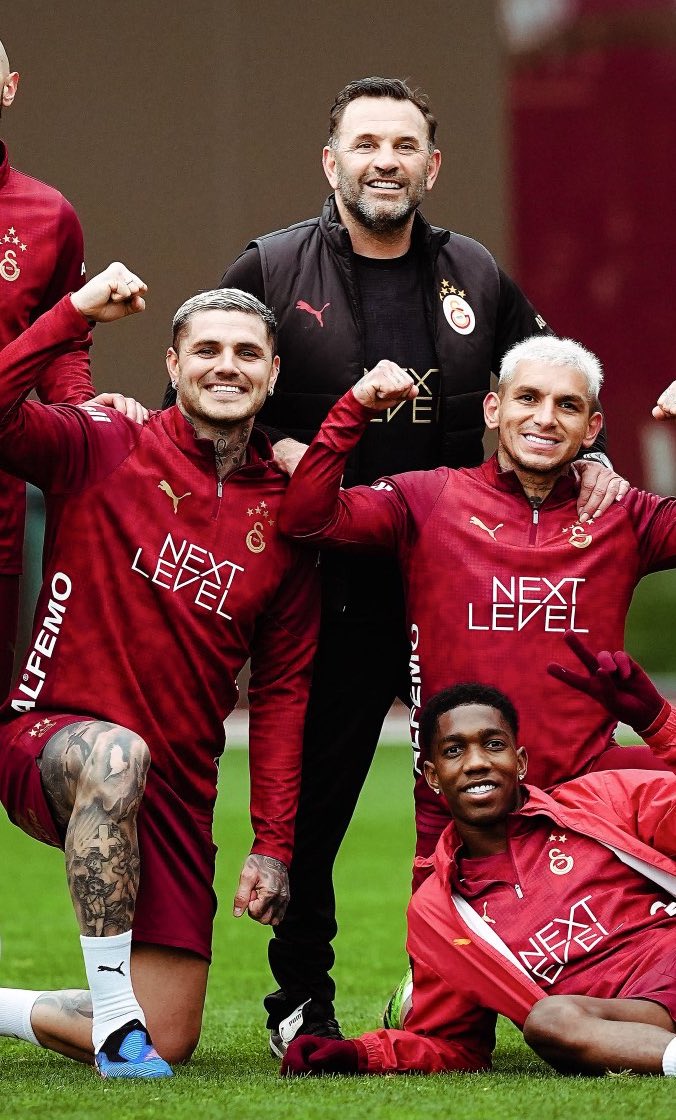 saplardi's tweet photo. Medya’ya cevap 📸 💛♥️

#TSvGS #GalatasaraylılarTakipleşiyor https://t.co/DmF1KwuGwd