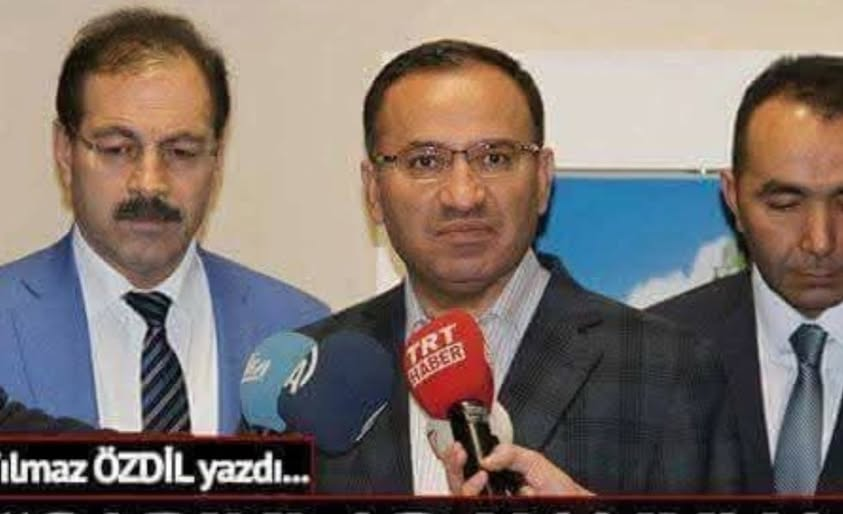 Dede38__'s tweet photo. Bolu'da imam nikahıyla evlendirilen 11 yaşındaki kız çocuğunun sekiz aylık hamile olduğu ortaya çıktı. Samsun'da otomobil çarptı diye koma halinde hastaneye getirilen 14 yaşındaki kız çocuğunun, imam nikahlı eşi tarafından odunla dövüldüğü, sonra da kaza süsü vermek için motosikletle üzerinden geçildiği anlaşıldı. Ordu'da 13 yaşındayken para karşılığında evlendirilen kız çocuğu, sürekli dayak yediği 40 yaşındaki herifin evi terketmesi üzerine, kendi ailesi tarafından kabul edilmedi, henüz 17 yaşındayken üç çocuğuyla ortada kaldı. Gaziantep'te özel hastanede 18 yaşında birinin kimliğiyle doğum yaptırılan kız çocuğunun, aslında 12 yaşında olduğu tespit edildi. Adana'da 13 yaşındaki kız çocuğuna düğün yapıldı. Sakarya'da kuzeniyle evlendirilen 15 yaşındaki kız çocuğu, evden kaçıp polise sığındı. Tekirdağ'da bir noterin, 14 yaşındaki kızlarını evlendirmek isteyen ana-babaya muvafakatname verdiği belirlendi. Tokat'ta evlendirilen 12 yaşındaki kız çocuğunun dört aylık hamile olduğu anlaşıldı. Ağrı'da 16 yaşında evlendirilen kız çocuğu, işkence yapılmış, tuvalette eli kolu bağlanmış halde bulundu. İzmir'de 12 yaşında evlendirilen kız çocuğu, sezaryenle doğum yaptı. Adana'da imam nikahıyla evlendirilen 16 yaşındaki kız çocuğu, trenin önüne atladı. Korunması Gereken Çocuklar Sempozyumu'nda konuşan Gümüşhane Üniversitesi öğretim üyesi, bizzat yaşadığı hadiseyi anlattı, “yol kenarında bir kız çocuğunu kucağında bebeğiyle ağlarken gördüm, 16 yaşındayken evlendirilmiş, anne olmuş, bebeğinin eli yanmış, ne yapacağını bilmiyor, bebeğiyle birlikte ağlıyordu, aslında orada bir anne ağlamıyordu, iki çocuk ağlıyordu” dedi. Kayseri'de para karşılığında evlendirildiği herif tarafından sokağa atılan, kamyonet kasasında yaşayan 15 yaşındaki kız çocuğu, av tüfeğiyle canına kıydı. Konya'da 16 yaşındayken evlendirilen kız çocuğu, inşaatın yedinci katından atladı. Siirt'te dünyaya geldi, ismi Kader'di, 12 yaşında evlendirildi, 13 yaşında anne oldu, 14 yaşında canına kıydı, adı üstünde kaderi böyleymiş denildi, geçildi. 12 yaşındayken iki bilezik karşılığında 40 yaşındaki evli herife kuma verildiği ortaya çıkan kız çocuğu “yanına yatmaya korkardım, bana oyuncak almayınca ağlardım” dedi. 11 yaşındayken 40 yaşındaki herifle evlendirilen kız çocuğu “çocuk doğuramıyor diye dövüldüğünü, üç dört sene kaynanasının koynunda yattığını” söyledi. 30 yaşında biriyle evlendirilen 13 yaşındaki kız çocuğu, seneler sonra gazete röportajında anlattı: “İlk gece beni tek başıma odaya soktular, korkudan bayıldım, kolonya verdiler, evlendirildiğim kişi odaya geldi, ‘hadi gel seninle evcilik oyunu oynayalım' dedi, bu cümleyi hayatım boyunca unutmayacağım…” 12 yaşındayken okulundan alınıp, başlık parası karşılığında 50 yaşındaki herifin koynuna sokulduğu anlaşılan kız çocuğu “derslerim çok iyiydi, rüyamda sürekli mezun olduğumu, diploma aldığımı görüyorum” dedi. Henüz 14 yaşındayken 10 bin lira karşılığında, beş çocuk, dokuz torun sahibi 70 yaşındaki herife verilen kız çocuğu, seneler sonra bu konuda araştırma yapan üniversite ekibine anlattı, “annemi asla affetmeyeceğim, hayatımı değiştirme imkanım olsaydı, en önce babamı değiştirirdim” dedi.
*
Akp hükümeti, işte bu sapıklara af kanunu çıkarmaya çalışıyor.
*
Geceyarısı sessiz sedasız meclisten geçirirken muhalefet partilerine yakalanan Adalet bakanımız “bunlar tecavüzcü değil, cinsel istismar suçunu zorla işlemiş kişiler değil, tamamen ailelerin ve küçüğün de rızasıyla yapılmış işler” diyor… Adalet bakanımızın “küçüğün de rızasıyla yapılmış işler” dediği işler, işte bu işler!
*
Ve bu işler… Sadece ahlaksız babalar, utanmaz dünürler, sapık damatlarla yapılmıyor. İmamlarla yapılıyor.
*
İmamlar nikah kıyıyor.
İmamlar onaylıyor.
Babalar istedikleri kadar ahlaksız olsun, dünürler istedikleri kadar utanmaz olsun… İmamlar rıza göstermese, bu insanlık suçu işlenebilir mi?
İmamlar, nikahını kıy diye kendilerine getirilen kız çocuklarını polise, jandarmaya, savcıya bildirse, bu talihsiz kız çocukları, babaları hatta dedeleri yaşındaki sapıkların yatağına sokulabilir mi?
*
İmamlar, bu işlerin olmazsa olmazıdır.
*
Adalet bakanımız imamdır.
İyi bilir bu işleri!
Yılmaz Özdil.
Ülkeyi ne hale getirdiler ? Kanun yok, ahlak yok. Bu ülkede doğaya, kadına, hayvana yaşama hakkı yok ?