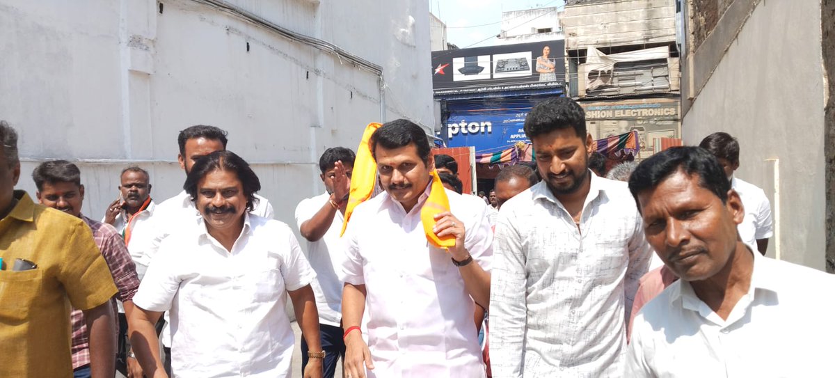 Pradee1618's tweet photo. #கோவை_தெற்கு சட்டமன்ற தொகுதி பெரியகடை வீதி பகுதி கழகத்திற்குட்பட்ட ஒப்பணக்கார வீதி, இடையர் வீதி ரங்கே கவுடர் வீதியில் அமைந்துள்ள ஜெயின் சங்கத்தின் நிர்வாகிகளை சந்திக்க மாண்புமிகு அமைச்சர் அண்ணன் V செந்தில் பாலாஜி அவர்கள் வருகை புரிந்த தருணம். 🏴🚩 @V_Senthilbalaji 
#voteforVSB https://t.co/km5Htmptpz