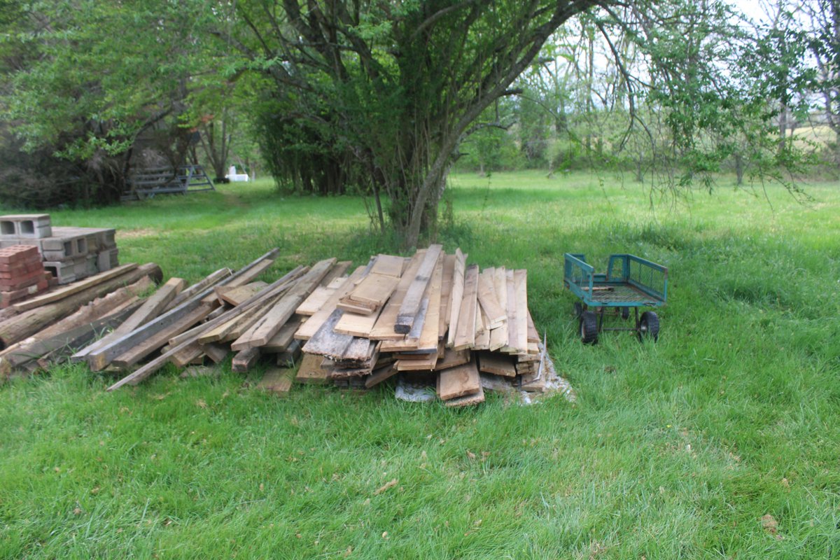 docsanderson's tweet image. #Scientists #Carpenter #RestorationProject #ApexPredator @HeartsofHeroes_ @danpeckwx
@Ginger_Zee @Nature Mags Lizzie after lunch i Cleaned &amp;amp; Hauled 2nd round of Rafters to #Microhouse i have quite the pile started 0$ spent several 1000$ salvaged. Naptime Beautifuls Mwah Tired Lee