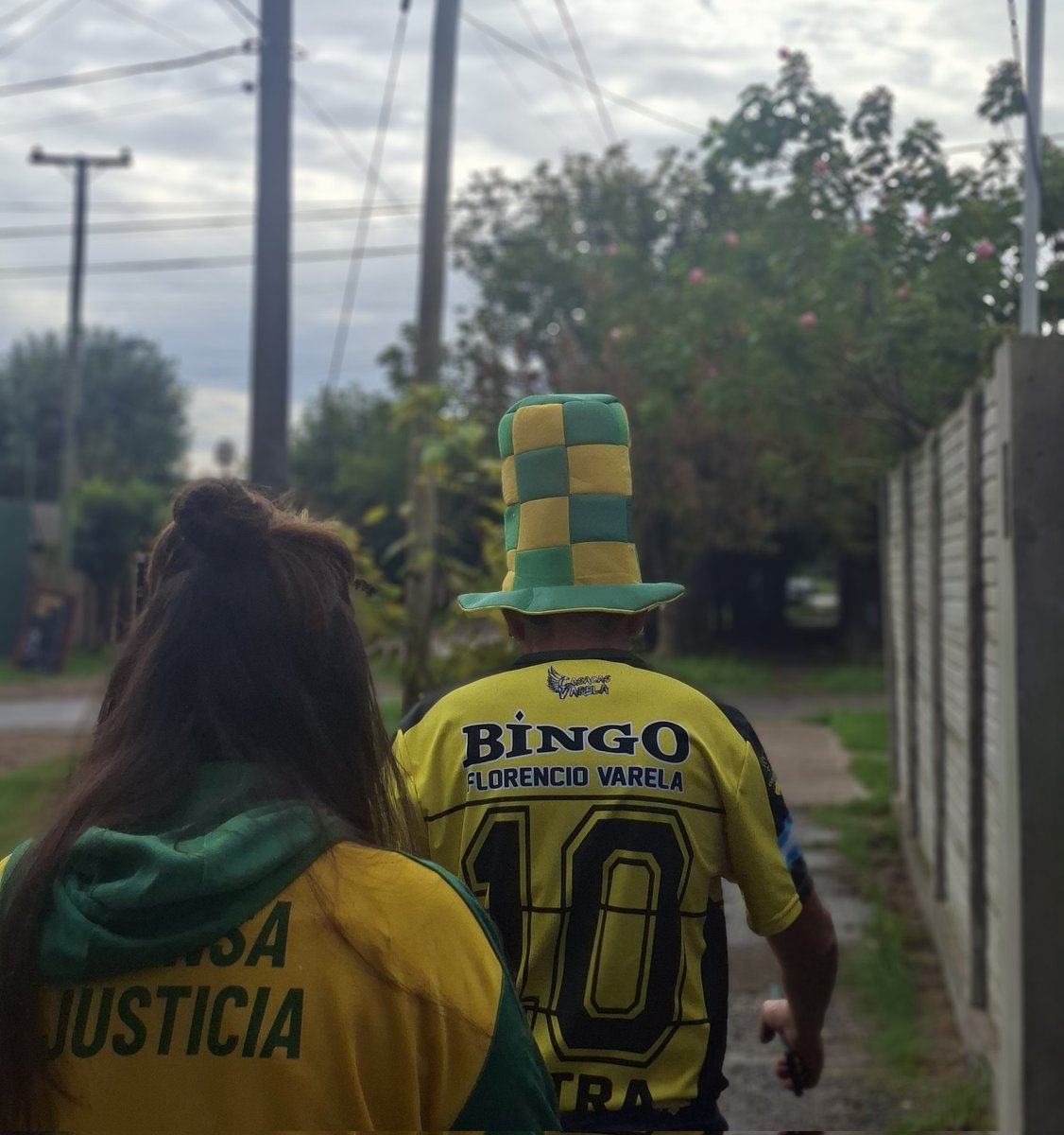 ppab7ito's tweet photo. ¡Papá saliendo del barrio, y sí. Juega el Halcón de Varela! 🔰🎺 https://t.co/0BL23RTI60