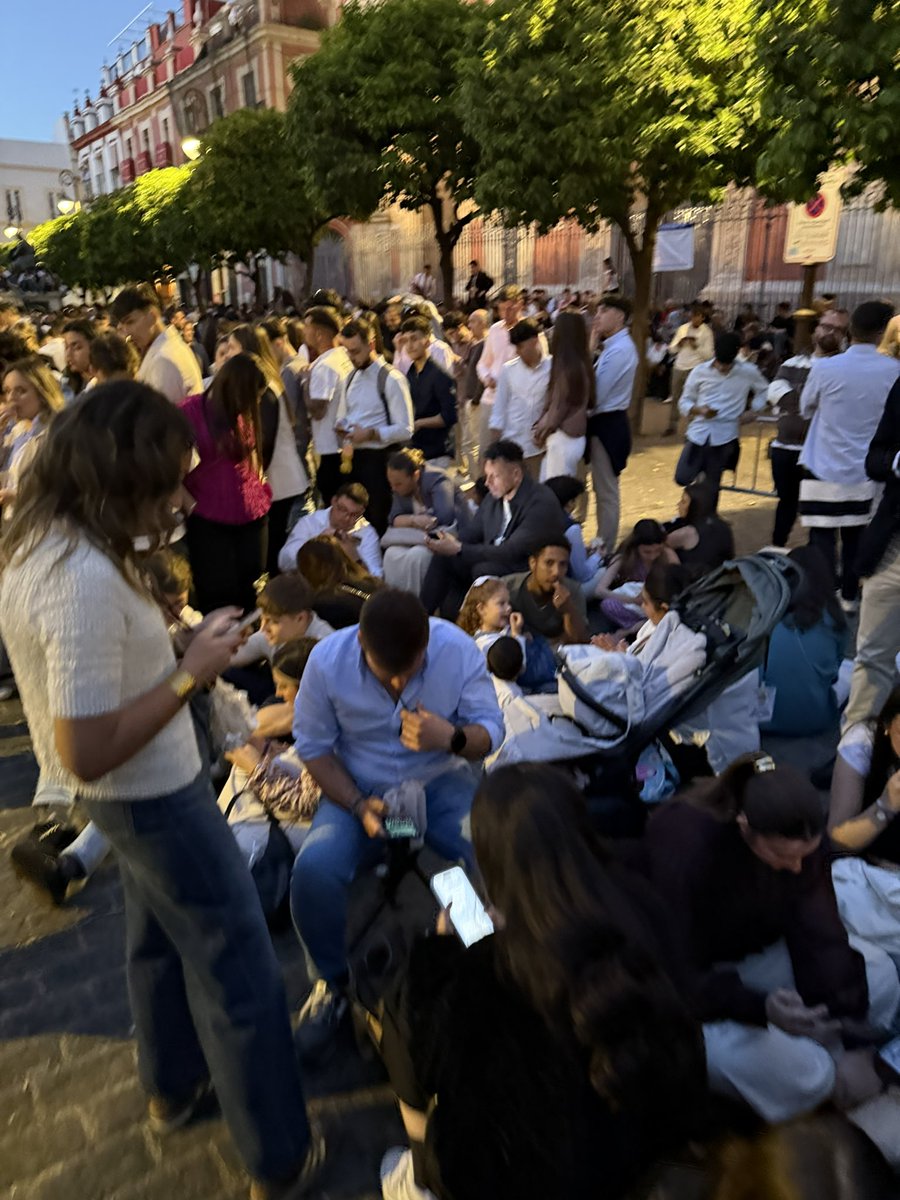 pmunizcc's tweet photo. ¿Pero desde cuando hemos normalizado ACAMPAR en una plaza horas antes de que pase una cofradía? Desde luego, que la gente tenga tan asumido sentarse literalmente en el suelo es una cerdada de manual. https://t.co/ow2249nQQc