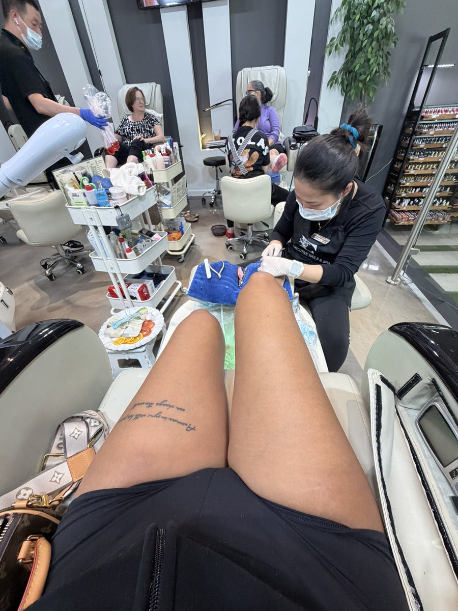 urfavleobabyy tweet media