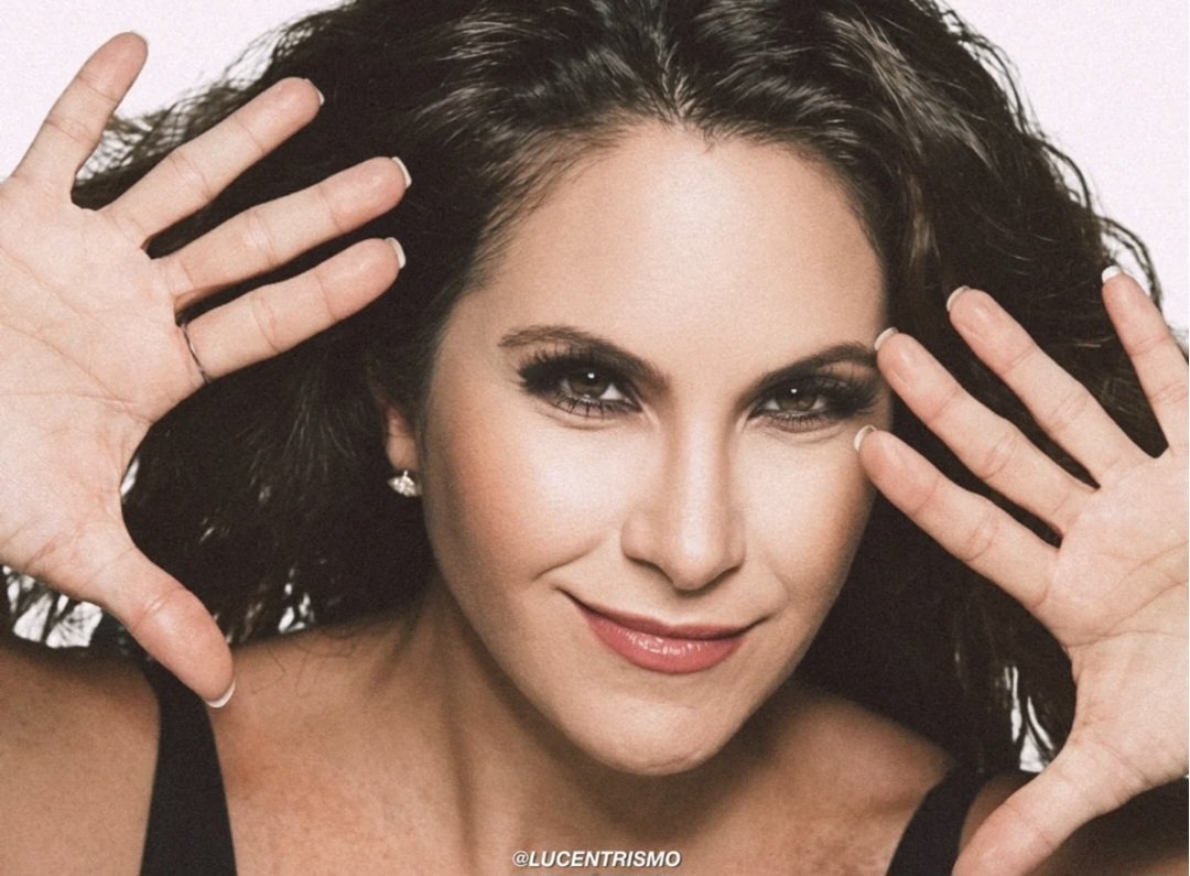 En vez de pelear, mejor aprecien este rostro tan perfecto que tiene la reina 😍💫