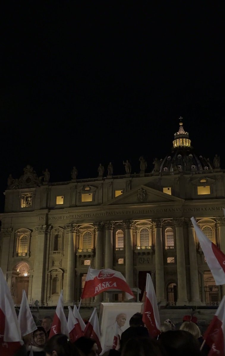 Jest coś pięknego w tym, że co roku Polacy zbierają się w Watykanie na nocne czuwanie dla Jana Pawła II