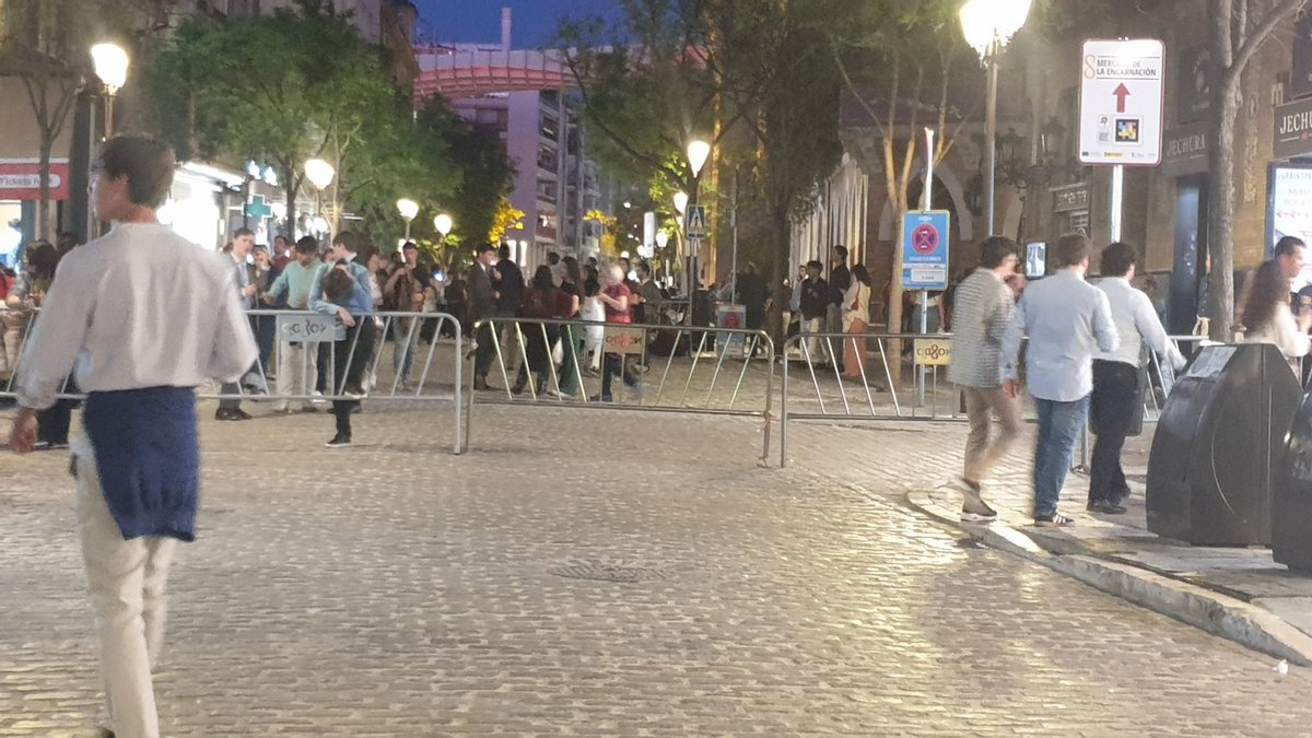 Alguien me da un motivo razonable para estas vallas en Martín Villa. Absténganse los de la zona de seguridad, son un peligro obstruyendo un paso y salida.<a href="/Ayto_Sevilla/">Ayuntamiento de Sevilla</a> <a href="/jlsanzalcalde/">José Luis Sanz</a> <a href="/LaPasion7TV/">La Pasión</a> <a href="/AlCielo101/">AL CIELO</a> <a href="/PTV_Sevilla/">PTV Sevilla</a> <a href="/diariosevilla/">Diario de Sevilla</a> <a href="/El_Palquillo/">El Palquillo</a> <a href="/ElConsejoSev/">Consejo HH y CC Sevilla</a>