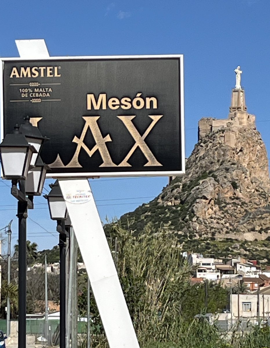 🍋 - ¿Qué desea?
- Pues creo que nada. Acabo de ver el cartel de “sólo pago en metálico” y llevo tarjeta solamente.
- ¿Qué iba a tomar?
- Un manchado.
- No se vaya. Le invito yo.

Me ha ocurrido esta tarde en Mesón LAX.

Han perdido un café☕️ pero han ganado un cliente.