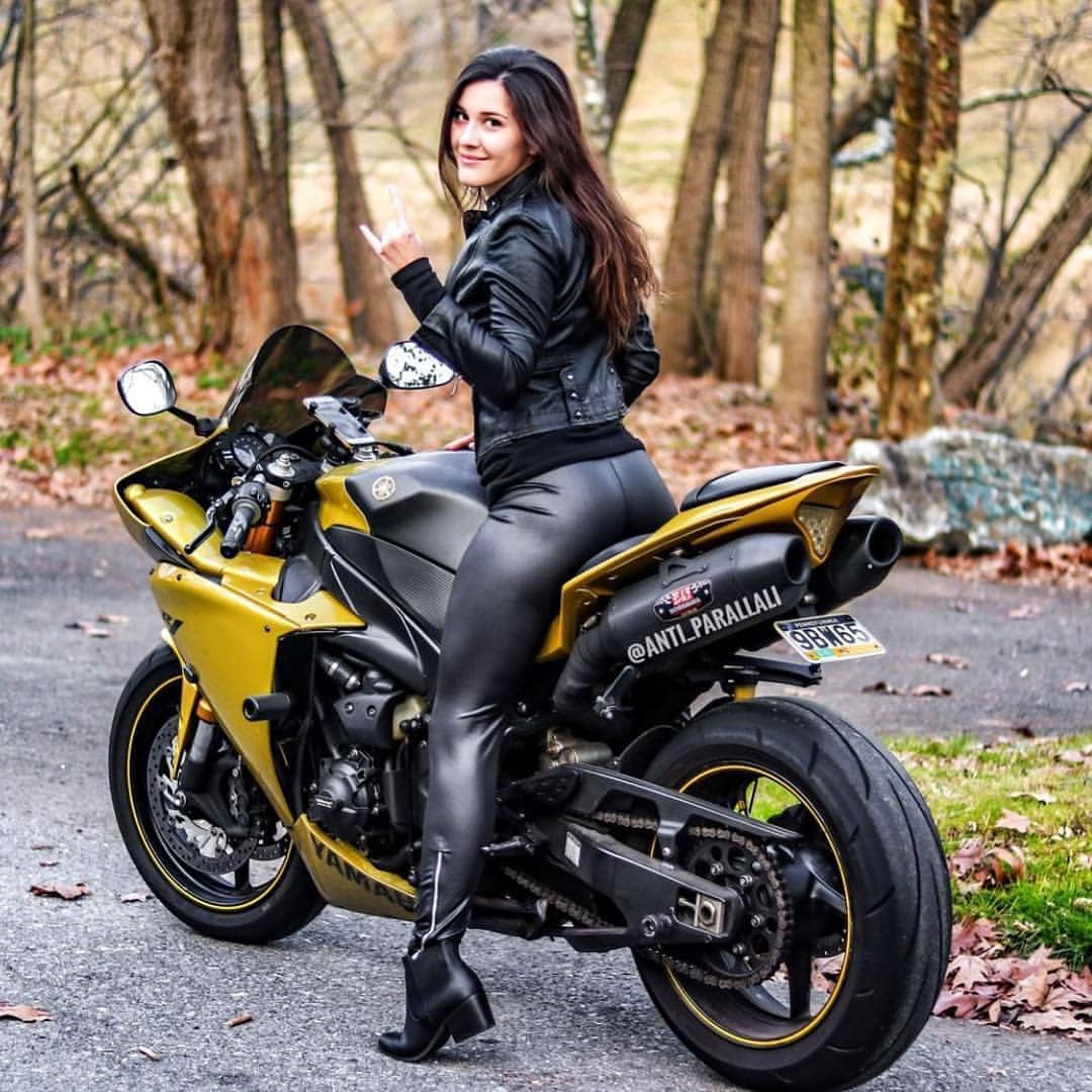 MoreMotorcycles's tweet image. #Yamaha R1
#BikerGirl 

📷
IG: @Anti_Parallali