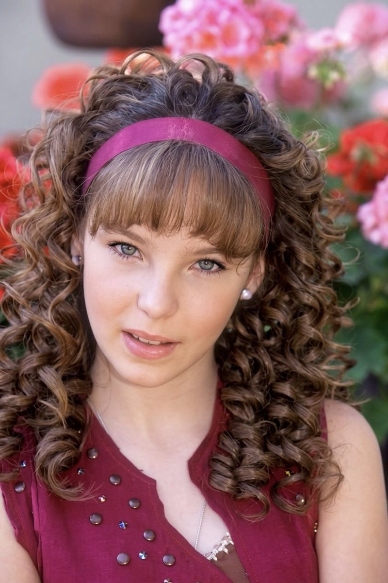 ozempbear's tweet photo. Belinda as Mariana Cantú in “Cómplices Al Rescate” (2002). https://t.co/kZFHOVw1ip