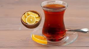 drahmetrasim's tweet photo. Limonlu çay, çaya hakarettir...
Gerçek Türk çayı, o demli, buruk, sade hâliyle içilir. 
Bardakta o güzel kırmızı renk, ince belli camda buğu,   
Bizim kültürde çay keyiftir, ritüeldir, sohbetin ortağıdır. 
Limon sıkmak, sanki Türk kahvesine süt katmak gibi bir şeydir. 
Limon tabii ki faydalı; bağışıklık, sindirim, ferahlık... ama bunlar limonlu su ile de olur, çayı bozmana gerek yok.
NOT: Limon karşıtı değilim. Limonu çok severim hatta bayılırım, mandalina gibi yerim ama çaya limon sıkılmasına dayanamam.