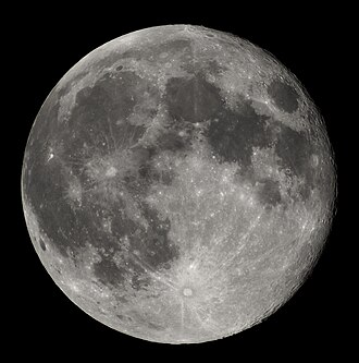 YoAmoaLaCiencia's tweet photo. Regresar a la Luna después de más de 50 años

Han pasado 53 años desde Apollo 17 y estamos a pocas horas del lanzamiento de Artemis II. 

Más allá de la nostalgia de “volver a la Luna”, lo importante es lo qué se está poniendo a prueba y por qué no se había regresado en más de medio siglo.

El programa Apolo tenía un costo extremadamente alto y cumplió su objetivo político que era ganar la carrera espacial frente a la Unión Soviética.

Una vez logrado, el interés disminuyó, porque no había un objetivo estratégico que justificara mantener misiones lunares sostenidas.

Los recursos se dirigieron hacia áreas con beneficios más inmediatos, como satélites, telecomunicaciones y operaciones en órbita terrestre.

Mantener presencia en la Luna requería tecnología, logística y financiamiento que durante décadas no se pudieron justificar.

Por eso la exploración se concentró en la órbita terrestre baja, donde los costos, riesgos y capacidad de respuesta son más controlables, y donde se ha acumulado prácticamente toda la experiencia humana reciente en el espacio.

Artemis II no es solo exploración, es también posicionamiento político, frente a la reactivación de la competencia internacional en la Luna, con países como China e India avanzando en sus propios programas.

La diferencia con otros programas es que en la misión de Artemis II, se hará el primer intento en décadas de validar sistemas humanos en espacio profundo, fuera de la protección parcial del campo magnético terrestre.

La misión, de aproximadamente 10 días, saldrá completamente de la magnetosfera.

Esto implica exposición directa a radiación de espacio profundo, operar a distancias donde la comunicación tiene retrasos. 

Donde la autonomía de la nave y el bienestar de tripulación se vuelve crítico, y validar navegación en condiciones que no se han probado con humanos desde el programa Apolo.

Se utilizará una trayectoria de retorno libre, en la que la gravedad de la Luna permite que, ante una falla importante, la nave regrese a la Tierra sin depender completamente de sus sistemas de propulsión.

Este diseño refleja que no todos los sistemas han sido validados con tripulación en este entorno, por lo que se incorporan márgenes de seguridad pasivos.

Además, se pondrán a prueba en condiciones reales el soporte vital, el control térmico, la calidad del aire, las comunicaciones en espacio profundo y el reingreso a la atmósfera a velocidades cercanas a los 40,000 km/h.

Este vuelo está diseñado para generar resultados científicos acerca del propio cuerpo humano y su funcionalidad cuando se abandona el entorno relativamente controlado de la órbita terrestre.

Ya no es regresar a La Luna, es comenzar de nuevo a recopilar datos para viajes más lejanos.