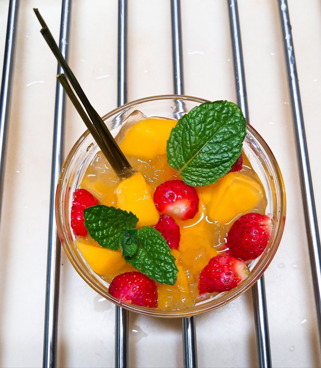 kcbrockman's tweet photo. "Beat the heat with our 5-minute Mango Mint Cooler!  Blend 1 ripe mango, 10 mint leaves, 1 cup coconut water, u0026  cup ice. Top with a mint sprig—refreshing, vegan, and sugar-free! Perfect for sunny days.  #DrinkRecipes #QuickBrews" https://t.co/9ejCyya1RD