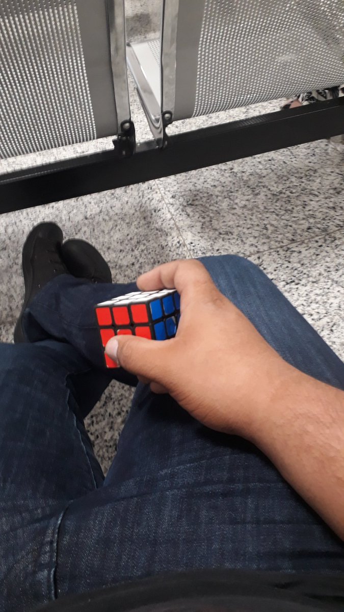 Doggerstrek's tweet photo. Cubo mágico vicia kkk
Aqui na clínica esperando pra fazer o exame de boa brincando com o cubo quando eu dou por mim, todos me olhando https://t.co/Rarp8dOre7