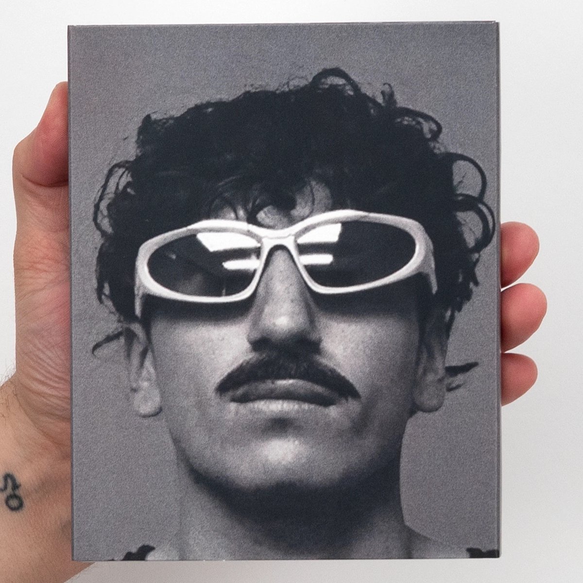 disc_connected's tweet image. ***ANNOUNCEMENT***

Now available to preorder on the @VinegarSyndrome website on Blu-ray and shipping later this month in the US from @ocndistro #PartnerLabel #Memory: #SeriousPeople (2025)!

A successful music video director and expectant father pushes his work/life balance to