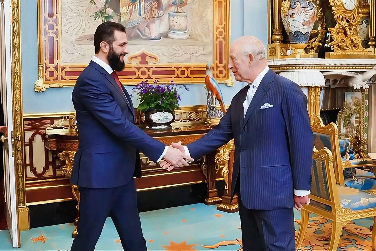 actuut_hn's tweet image. 🚨 🇸🇾🇬🇧 ⚪ Le président syrien Ahmed al-Sharaa a rencontré le roi Charles III à Buckingham Palace pour discuter d’un renforcement des relations bilatérales.

Ancien jihadiste, il est désormais propulsé d’un coup au cœur des cercles de pouvoir occidentaux, signe d’un