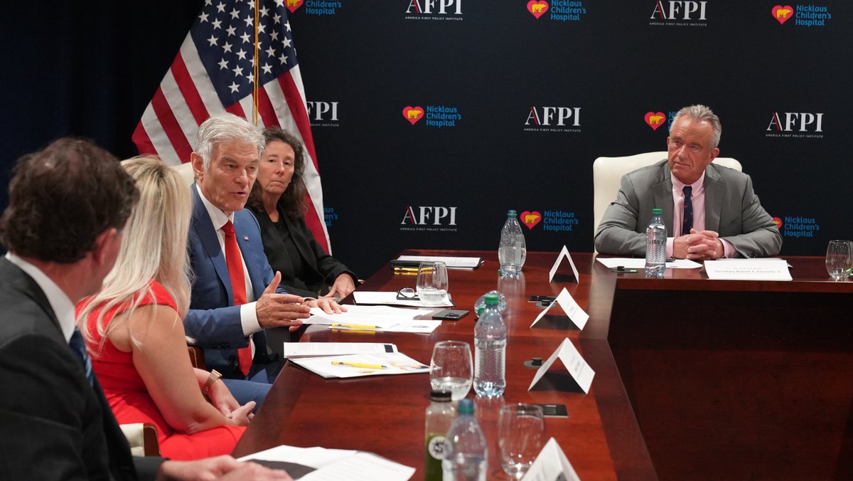 HHSGov's tweet photo. This week, @SecKennedy and @DrOzCMS joined Florida Agriculture Commissioner @WiltonSimpson and @Nicklaus4Kids President & CEO Matthew A. Love for a roundtable on advancing nutrition in health care.

They highlighted a new pledge to connect Florida farms directly to hospital food systems — bringing locally sourced food to patients and reinforcing nutrition as a critical part of care.