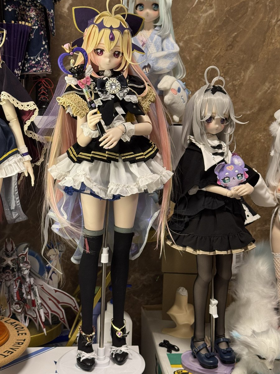 杖にティアアルカナロッド風の色をつけた
あとは足がもう少し細くなれば体型は決まりかな😎
衣装完成を待つ準備はできてきた 