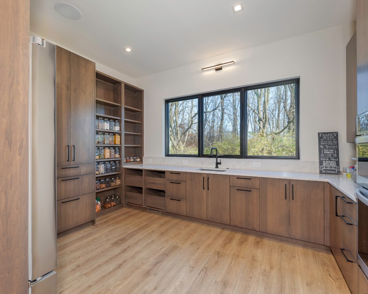 GradisonHomes's tweet image. When the kids are home on spring break, you need a pantry to load up with snacks on top of snacks! 🍿🍬

Building pantries that look good from all angles is what we do! See more projects at bit.ly/4v1Bi4S 

#GradisonDesignBuild #Pantries #CustomBuilt #SpringBreak