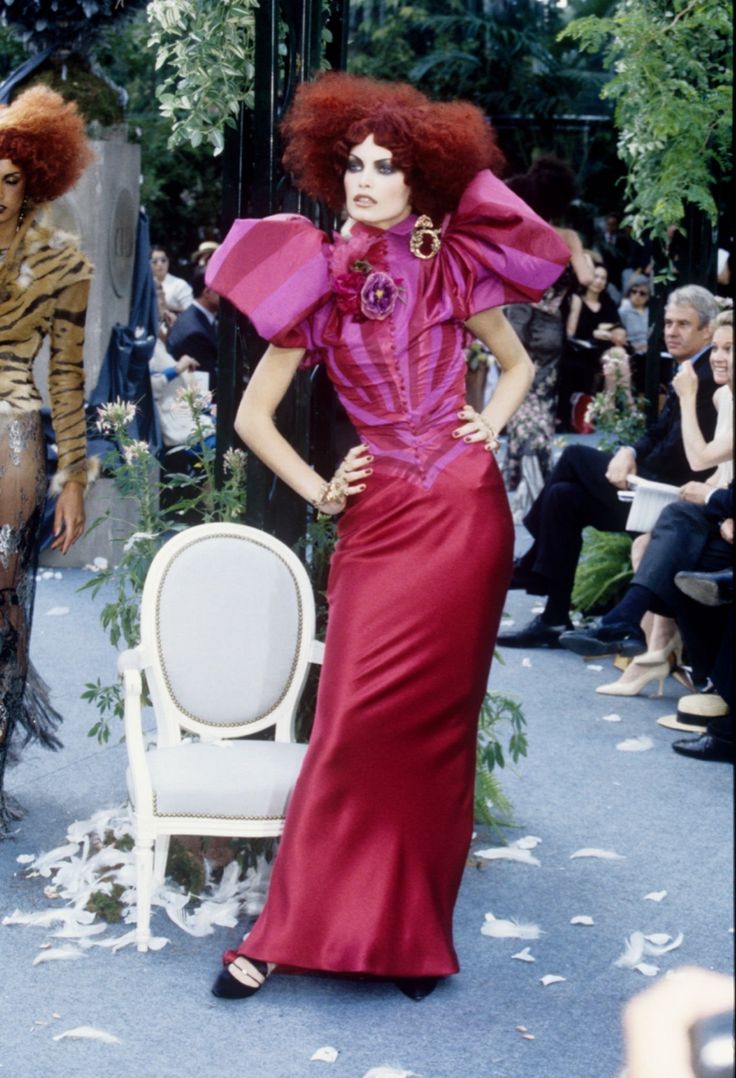 LaModeUnknown's tweet photo. The RASPBERRY look of ✨️Christian Dior✨️ by John Galliano Fall/Winter 1997 Couture.🪡 https://t.co/PoDc2euuZP