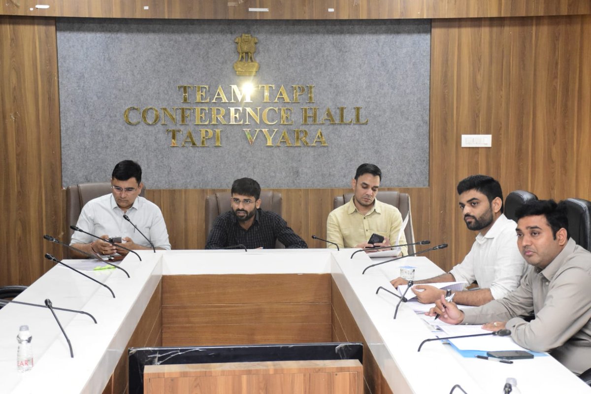 આજ રોજ તાપી જિલ્લાના કલેક્ટર કચેરીના સભાખંડ ખાતે પેટ્રોલ, ડીઝલ અને રાંધણગેસની ઉપલબ્ધતા અંગે યોજાયેલ જિલ્લા સ્તરીય સમિતિની સમીક્ષા બેઠકમાં જિલ્લાવાસીઓને પુરતો પુરવઠો મળી રહે એ સુનિશ્ચિત કરવા સંબંધિતોને તાકીદ કરવામાં આવી.
<a href="/CMOGuj/">CMO Gujarat</a> 
<a href="/revenuegujarat/">Revenue Dep. Gujarat</a> 
<a href="/InfoGujarat/">Gujarat Information</a> 
<a href="/infotapigog24/">Info Tapi GoG</a>