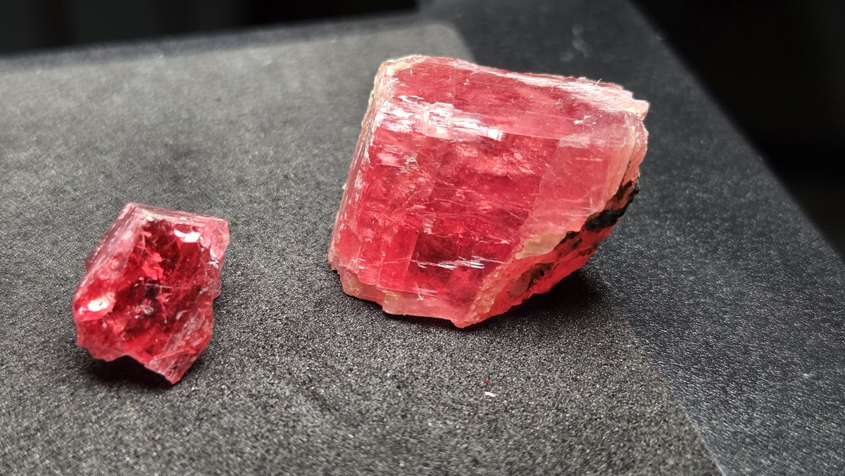 UralOwlet's tweet photo. It's even more red than a normal piece of sweet home mine rhodochrosite. (I'm not sure if comparing these two is proper enough or not)
The left is this rhodonite, the right is sweet home mine rhodochrosite.
#redstones
#minerals https://t.co/cFP3X5XaB4