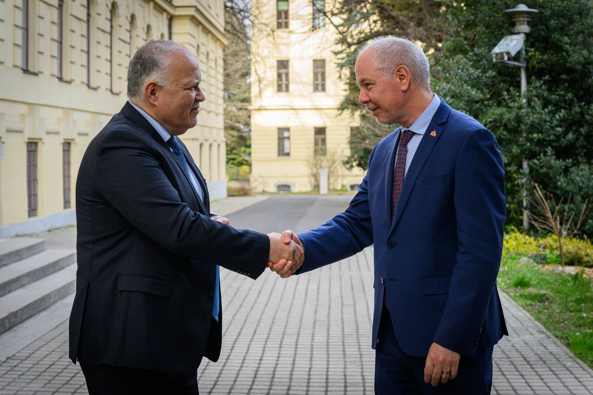 Canada en Hongrie tweet media