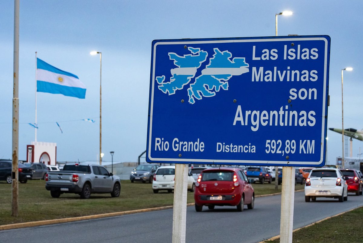 findelmundoar's tweet photo. Malvinas está en todos lados 🇦🇷
En un cartel que aparece en la calle, en un mate, en la piel marcada para siempre.
A 44 años de la guerra, la memoria no es solo un recuerdo: es algo, que se comparte, que forma parte de lo que somos.
#MalvinasSomosNosotros #MalvinasSosVos https://t.co/1Hg0tepgJx