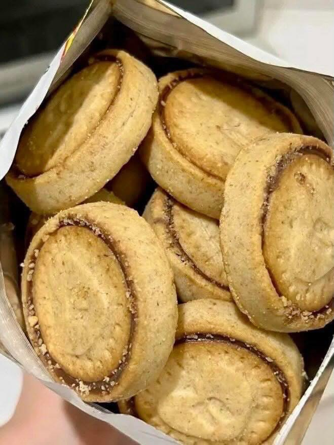 Lupicats's tweet image. gente, sem sacanagem esse biscoito entra no top 10 vicios muito fácil, não recomendo pra ninguém!! kkkk  você pega um e quando vê comeu o pacote inteiro sem perceber de tão gostoso que é! com super recheio de nutella por dentro ele derrete na boca! surreal de bom aprovadíssimo!