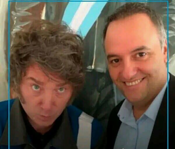 MartnPeiretti1's tweet photo. 🚨AHORA🚨 Javier Milei y Manuel Adorni se reunieron durante la mañana en Olivos. Hubo gritos y pases de facturas, estaba presente también Karina Milei, Adorni le dijo a ambos: "Si me hacen renunciar empiezo a contar". Adorni estuvo en las reuniones de $Libra y estafa en ANDIS. https://t.co/KIVuoS1hz7