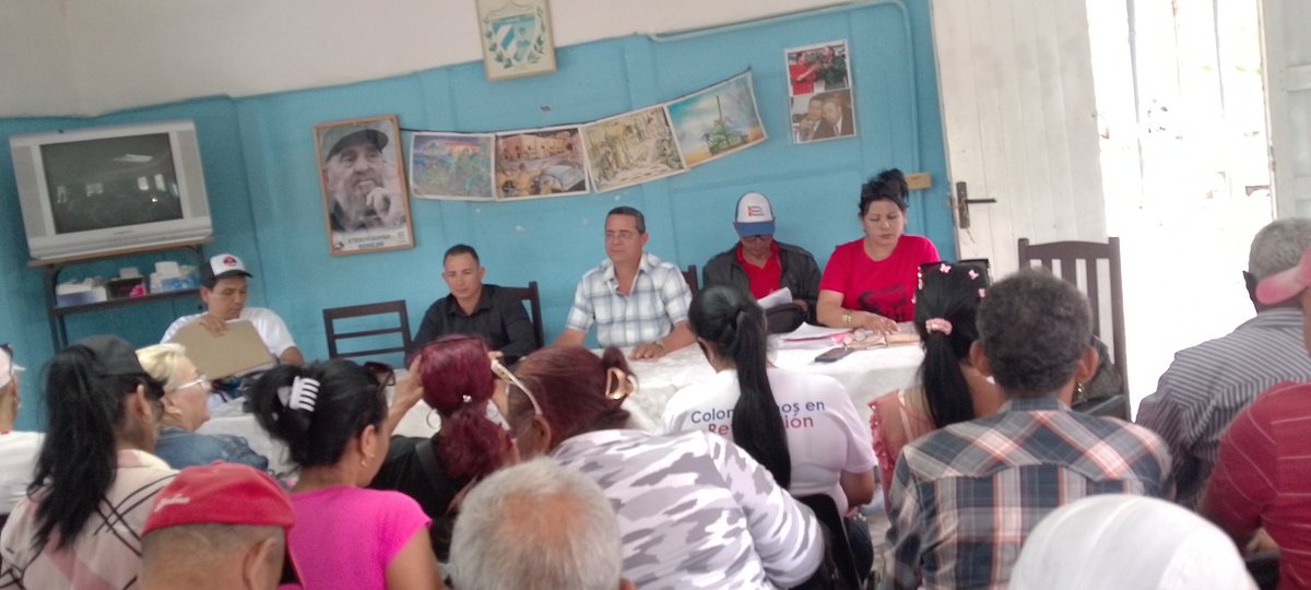 TorresGarc26518's tweet photo. Precidida por el secretario del partido, el presidente de la asamblea y el intendente,La dirección de la empresa de comercio y gastronomía del municipio Colombia participa en las conclusiones de la visita integral al consejo popular #7
#comerciodelpueblo
#sisepuede https://t.co/wKy2Aa5IEY