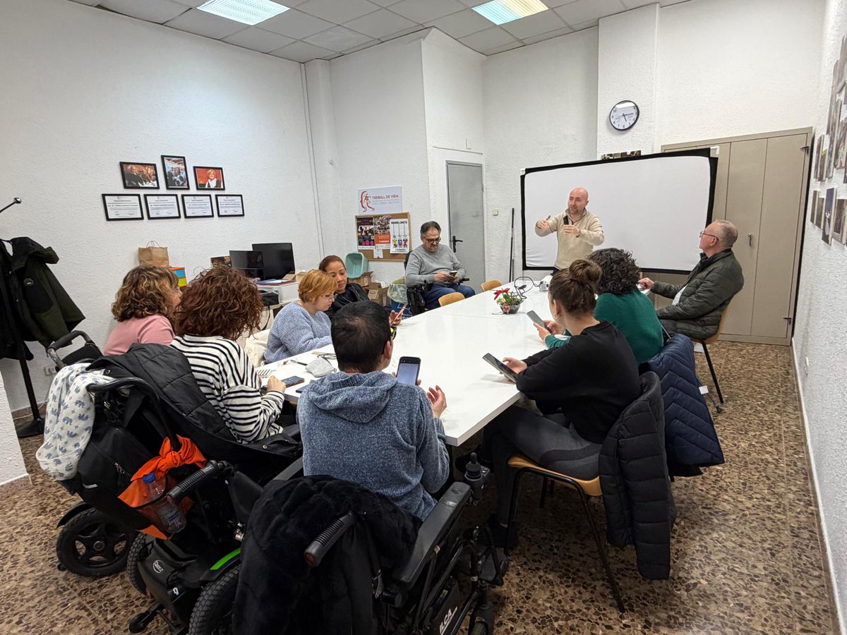 afsantadria's tweet photo. Aquest dilluns, els socis Albert Navarro i @DCucalonPhoto  han impartit un taller de fotografia amb mòbil a Treball de Vida , una entitat de Sant Adrià que vetlla per les persones amb malalties neurològiques.

Vam passar una bona estona traient partit a les càmeres dels mòbils. https://t.co/e8EZI7ZeQo